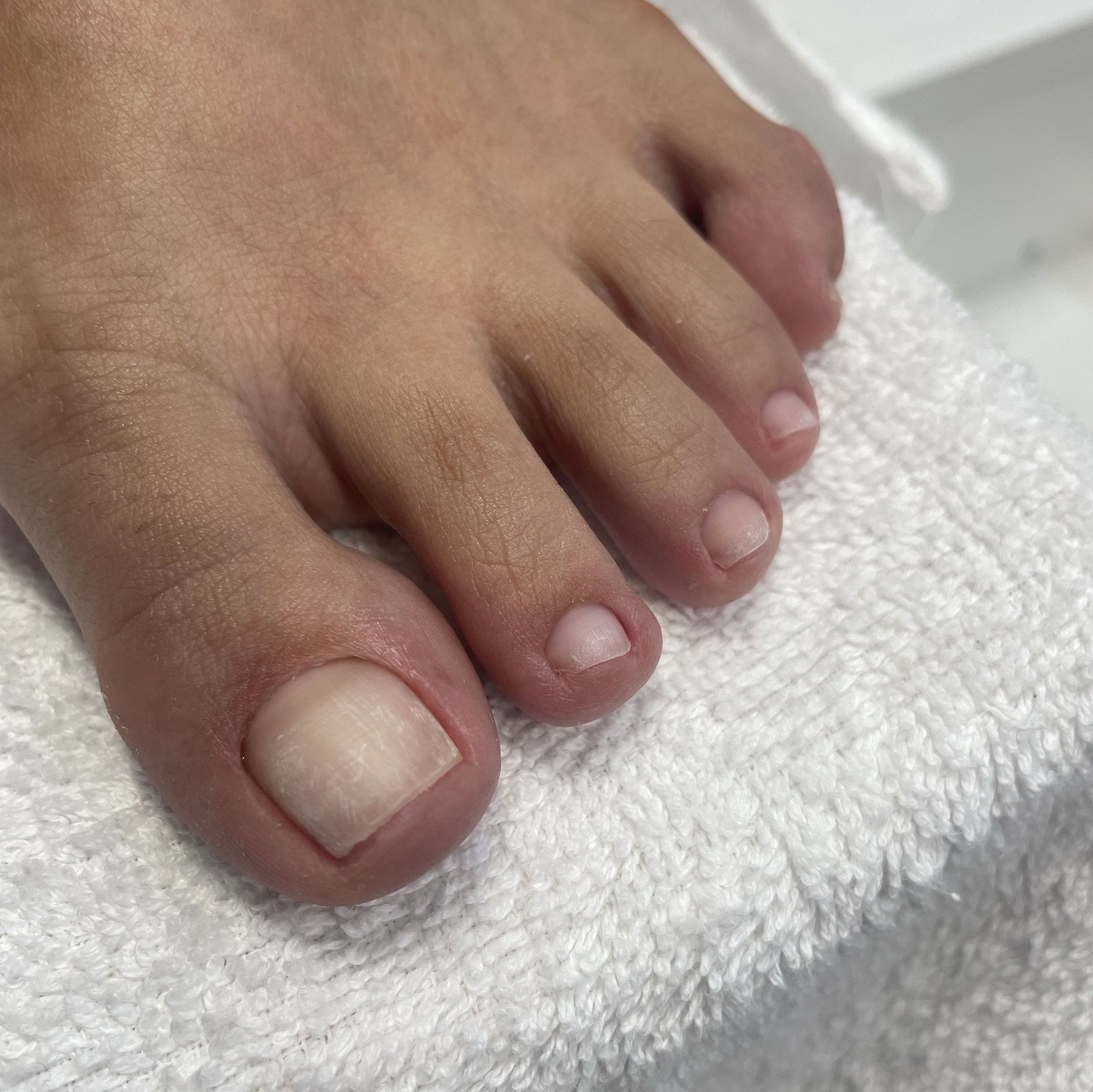 Pedicura completa con esmaltado tradicional en Vivi Nails Studio, Córdoba